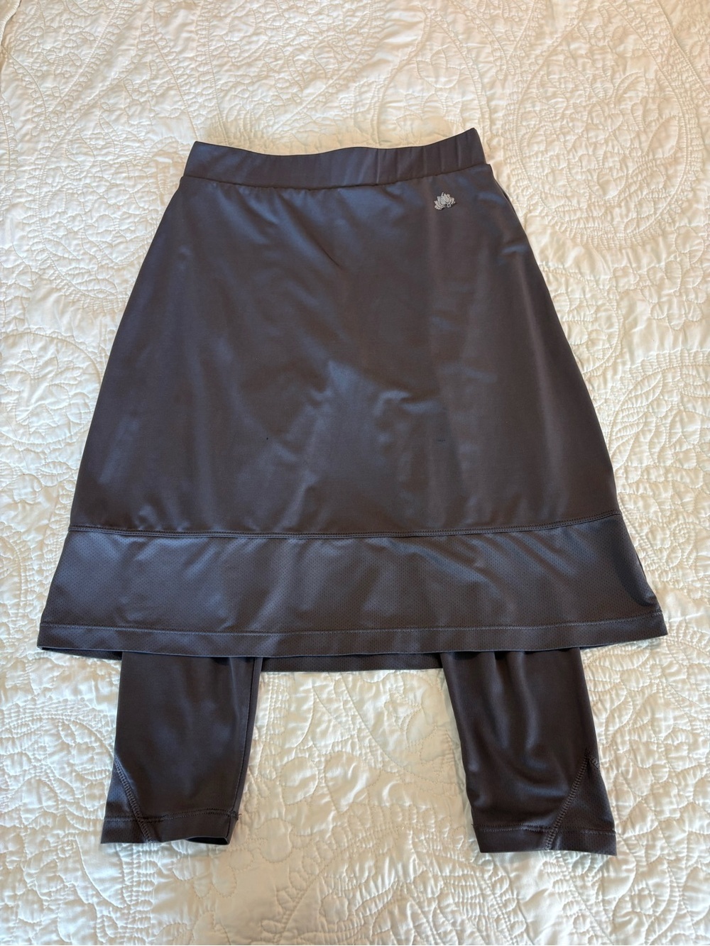 Snoga Athletics women’s active skirted leggings size small gray.